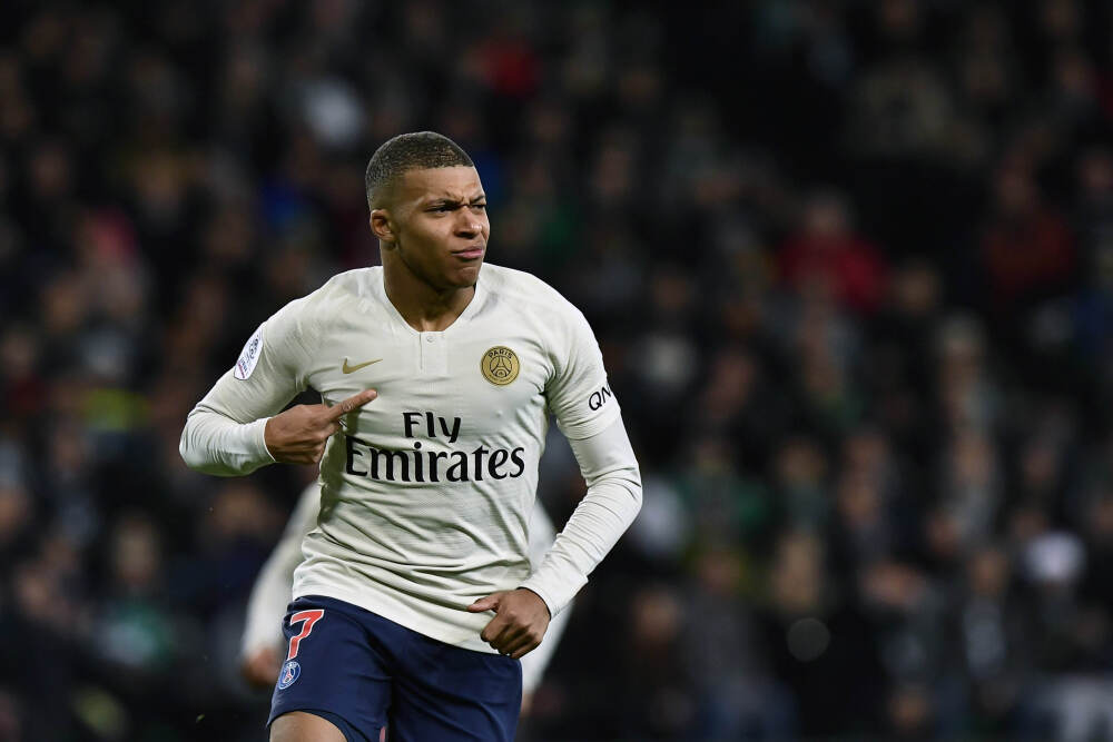 里昂：美高梅中国上调母企许可费 降目标价至20.9港元